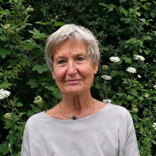 Ingrid Rumpf, 1. Vorsitzende Flüchtlingskinder im Libanon, schaut in die Kamera. In SWR1 Leute ist Ingrid Rumpf zu Gast. Ihr Pfullinger Verein "Flüchtlingskinder im Libanon" widmet. Seit 30 Jahren werden durch Spenden soziale, medizinische, Bildungs-, Freizeit- und Patenschaftsprojekte gefördert. Sie kommen vor allem Kindern, Jugendlichen und deren Müttern in den palästinensischen Flüchtlingslagern im Libanon zugute.