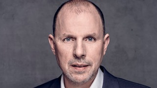 Anwalt Christian Solmecke schaut in die Kamera.