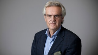 Journalist Rainer Hermann blickt in die Kamera. In SWR1 Leute berichtet er über die Krise im Nahen Osten und ob es eine Chance auf Frieden gibt.