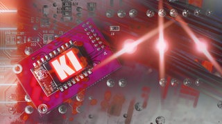 Fotomontage: Ein Mikrochip mit KI-Symbol auf einer Leiterplatte