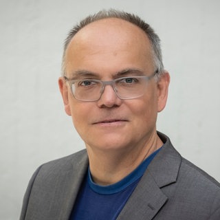 Stephan Ozsváth, ehemaliger ARD Südosteuropa-Korrespondent über die Wahl in Ungarn, schaut in die Kamera.