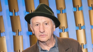 Künstler Georg Ringsgwandl schaut direkt in die Kamera.