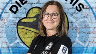 Heilpraktikerin Aleksandra Forstbauer lacht in die Kamera. Heilpraktierin Aleksandra Forstbauer verrät in SWR1 Leute: Das sagen unsere Füße über unsere Gesundheit aus