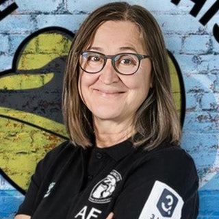 Heilpraktikerin Aleksandra Forstbauer lacht in die Kamera. Heilpraktierin Aleksandra Forstbauer verrät in SWR1 Leute: Das sagen unsere Füße über unsere Gesundheit aus