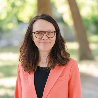 Nicole Bögelein, Kriminologin, lächelt in die Kamera