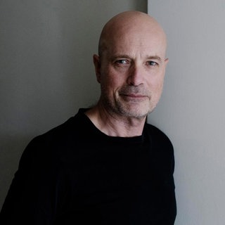 Schauspieler Christian Berkel blickt in die Kamera.