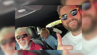 Oliver Kneip mit seinen Eltern im Auto.