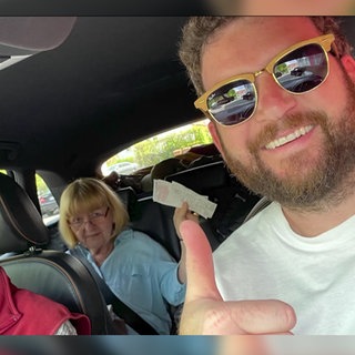 Oliver Kneip mit seinen Eltern im Auto.