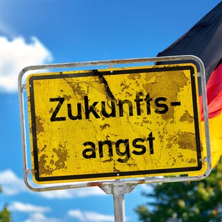 Fotomontage, Ein altes Schild mit der Aufschrift Zukunftsangst vor deutscher Flagge symbolisiert die wachsende Unsicherheit vieler Menschen. Die Nachhaltigkeitsforscherin Maike Sippel findet: Wir sollten selbst die Initiative ergreifen, statt auf Weichenstellungen der Politik zu warten. Sie ist Professorin für Nachhaltigkeit an der Uni Konstanz. Wie also kann ein Wandel gelingen? Wie können wir selbst initiativ werden und nicht nur warten, wann und wie die Politik handelt? Das besprechen wir mit Maike Sippel in SWR1 Leute.