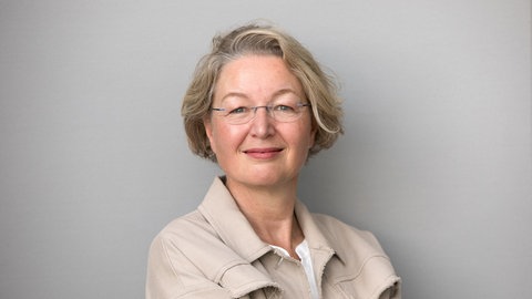 Gerichtsreporterin Annette Ramelsberger schmunzelt in die Kamera. 