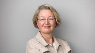 Gerichtsreporterin Annette Ramelsberger schmunzelt in die Kamera. 