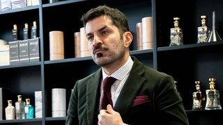 Reza Shari blickt ernst an der Kamera vorbei.