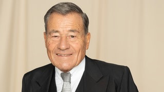 Unternehmer Wolfgang Grupp blickt in die Kamera.  Wolfgang Grupp: als Trigema-Chef und Unternehmer ein Vorbild für viele. Doch dann die Krise: Depressionen und ein Suizid-Versuch. Wie hat er das überwunden?