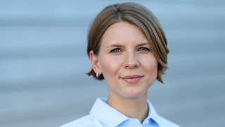 Johanna Roth, USA-Korrespondentin der ZEIT, schaut in die Kamera.