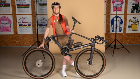 Fahrrad-Expertin Anke Eberhardt hält ihr Fahrrad in den Händen.