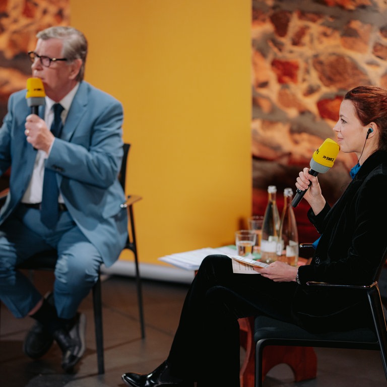 CDU-Politiker Willi Stächele und SWR1 Moderatorin Nicole Köster sitzen auf der SWR1 Leute-Bühne