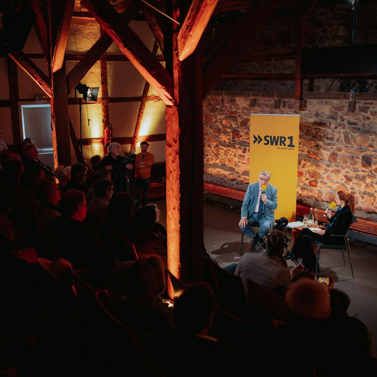 Willi Stächele und Nicole Köster mit Publikum im "s'freche hus" in Oberkirch