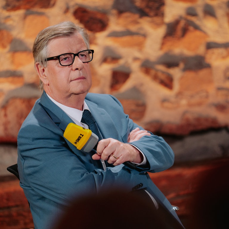 Willi Stächele hört sich eine Frage aus dem Publikum an.