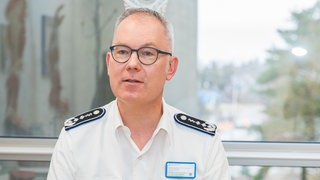 Frank Reuther, Gerichtsmediziner, bei der Arbeit an seinem Schreibtisch.