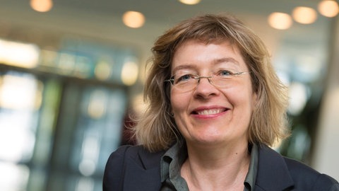 Maria-Sibylla Lotter, Philosophin, strahlt in die Kamera.