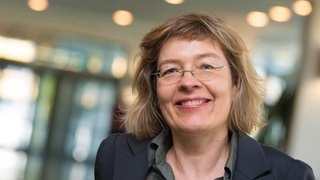 Maria-Sibylla Lotter, Philosophin, strahlt in die Kamera.
