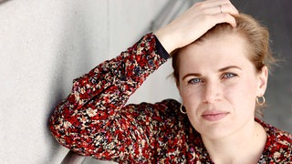 Autorin Hanna Heim schaut in die Kamera. | Der Wunsch der Großeltern nach gemeinsamem, selbstbestimmten Lebensende – die Autorin und ihre Rolle als Enkelin