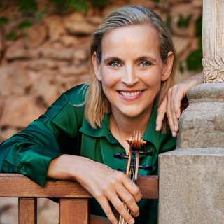 Violinistin Angelika Bachmann lacht in die Kamera.