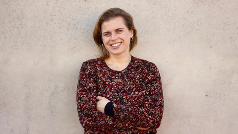 Autorin Hanna Heim schaut in die Kamera. | Der Wunsch der Großeltern nach gemeinsamem, selbstbestimmten Lebensende