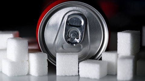 Eine Getränkedose mit einem Softdrink und zahlreiche Zuckerwürfel liegen auf einem Tisch. Ernährung, Bewegung, Blutwerte: So können wir gesund älter werden"Der Trendbegriff Longevity ist eigentlich falsch, denn wir wollen nicht nur lange leben, sondern gesund alt werden", sagt Fachärztin Karin Amrein. Sie erklärt in SWR1 Leute, wie das geht.