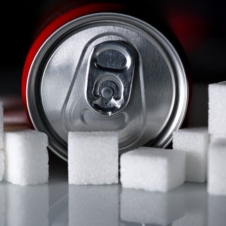 Eine Getränkedose mit einem Softdrink und zahlreiche Zuckerwürfel liegen auf einem Tisch. Ernährung, Bewegung, Blutwerte: So können wir gesund älter werden"Der Trendbegriff Longevity ist eigentlich falsch, denn wir wollen nicht nur lange leben, sondern gesund alt werden", sagt Fachärztin Karin Amrein. Sie erklärt in SWR1 Leute, wie das geht.