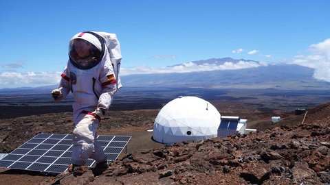 Die Wissenschaftlerin Christiane Heinicke ist bei einer simulierte Marsmission auf Hawaii zu sehen. Ein Jahr lang hat sie mit anderen Forschern bei einem Experiment wie auf dem Mars gelebt. Sie ist zu Gast in SWR1 Leute und erzählt, wie Menschen künftig im Weltall, auf Mond und Mars leben können.