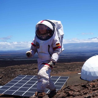 Die Wissenschaftlerin Christiane Heinicke ist bei einer simulierte Marsmission auf Hawaii zu sehen. Ein Jahr lang hat sie mit anderen Forschern bei einem Experiment wie auf dem Mars gelebt. Sie ist zu Gast in SWR1 Leute und erzählt, wie Menschen künftig im Weltall, auf Mond und Mars leben können.