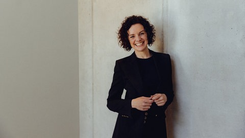 Sexologin Sonja Ruess lächelt in die Kamera. In SWR1 Leute gibt sie Tipps, wenn Sex in einer langen Beziehung nicht mehr existiert.