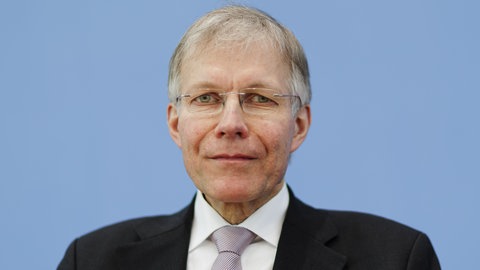 Politikwissenschaftler Ekkehard Griep schaut direkt in die Kamera. Welche Rolle werden die Vereinten Nationen in Zukunft spielen und wo ist der Platz von Deutschland dabei? Das fragen wir Politikwissenschaftler Ekkehard Griep in SWR1 Leute nach dem Scheitern Deutschlands bei der Bewerbung um einen Sitz im UN-Sicherheitsrat.