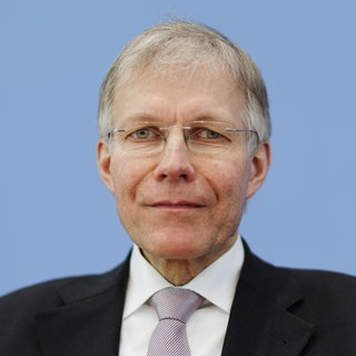 Politikwissenschaftler Ekkehard Griep schaut direkt in die Kamera. Welche Rolle werden die Vereinten Nationen in Zukunft spielen und wo ist der Platz von Deutschland dabei? Das fragen wir Politikwissenschaftler Ekkehard Griep in SWR1 Leute nach dem Scheitern Deutschlands bei der Bewerbung um einen Sitz im UN-Sicherheitsrat.