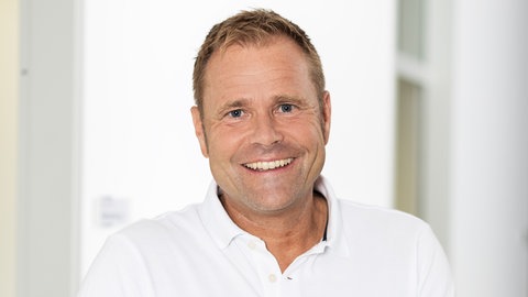 Ernährungsexperte Dr. Volker Manz lacht in die Kamera