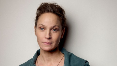 Schauspielerin Jeanette Hain schaut direkt in die Kamera. Bei den Nibelungenfestspielen in Worms 2026 spielt sie die Königinmutter Ute.