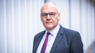 Generalsekretär des Goethe-Instituts, Johannes Ebert, schaut direkt in die Kamera. 75 Jahre Goethe-Institut: Mit zahlreichen Veranstaltungen blickt das weltweit tätige Kulturinstitut 2026 auf seine Geschichte zurück. Wir tun das in SWR1 Leute mit Generalsekretär Johannes Ebert und fragen, welche Zukunft und Bedeutung das Institut in Krisenzeiten hat.