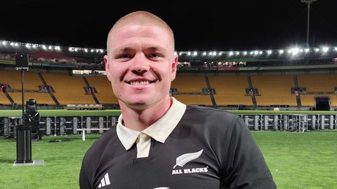 Anton Segner posiert nach seinem Rugby-Debüt für die neuseeländische Nationalmannschaft "All Blacks" im Hnry Stadium in Wellington. In SWR1 Leute erzählt er, wie aus einem halbjährigen Aufenthalt in Neuseeland eine Traum-Karriere im Rugby wurde.
