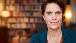 Autorin Kathrin Fischer schaut direkt in die Kamera.