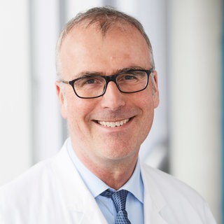 Prof. Clemens Becker,| Geriater und Hitzeexperte, lächelt in die Kamera.  Der Sommer bringt immer häufiger intensive Hitzewellen mit sich, die für viele Menschen zu einer spürbaren Belastung werden. Prof. Dr. Clemens Becker von der Uniklinik Heidelberg kennt die drohenden Gefahren und gibt in SWR1 Leute Tipps, wie wir uns richtig verhalten.