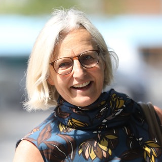 Christiane Hoffmann lächelt in die Kamera
