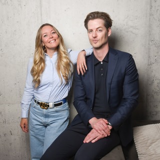 Saskia Hirschberg legt ihren Arm auf Maik Neumanns Schulter. Die zwei haben das Buch: Was Frauen verstehen und Männer nicht sagen geschrieben