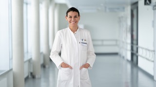 Medizinerin Marion Kiechle steht im Arztkittel in einem Krankenhausflur. In SWR1 Leute spricht sie über Gesundheit von Frauen und insbesondere die Wechseljahre.