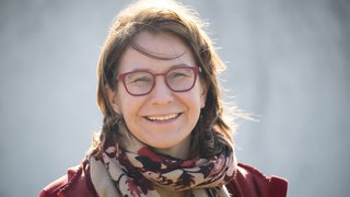 Leiterin des Instituts für Wein- und Getränkewirtschaft Prof. Simone Loose lacht in die Kamera. Sie sagt: Die Winzer in Deutschland erleben gleich zwei Krisen auf einmal. Simone Loose leitet das Institut für Wein- und Getränkewirtschaft- In SWR1 Baden-Württemberg Leute sucht sie nach Lösungen.