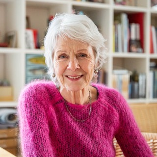 Dokumentarfilmerin Sigrid Klausmann schaut fröhlich in die Kamera.