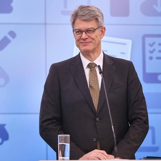 Bezahlbarer Führerschein für alle - Verkehrsminister Patrick Schnieder ist dafür!