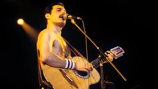 Freddie Mercury (Queen) aufgenommen am 10.04.1982 in Stockholm | 1975 – Meilensteine: Queen – "A Night At The Opera"