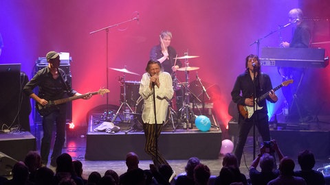Die aktuelle Besetzung der Fehlfarben: Michael Kemner (Bass), Peter Hein (Gesang), Saskia von Klitzing (Schlagzeug), Thomas Schneider (Gitarre) und Frank Fenstermacher (Keyboard) live bei einem Konzert im Berliner Club "Heimathafen" im Jahr 2018. 
