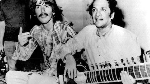 Auf "Rubber Soul" experimentieren die Beatles mit neuen Sounds. Unter anderem bringt George Harrison die Sitar mit ein, eine Art indischer Gitarre. Hier sehen wir ihn mit seinem späteren Lehrer und Sitar-Legende Ravi Shankar.
